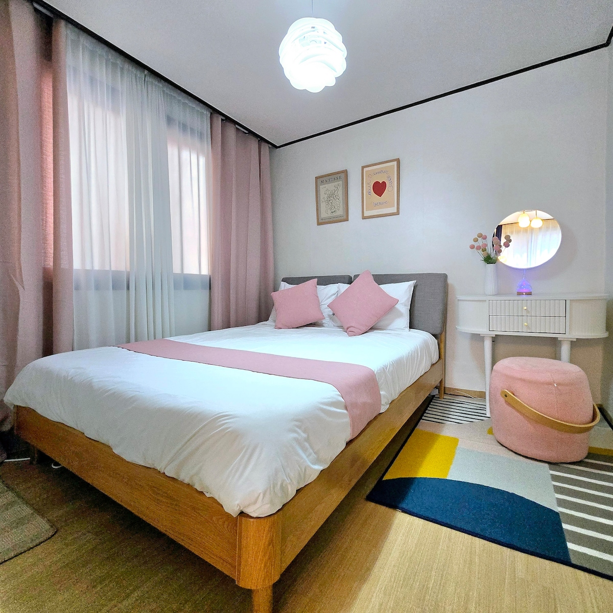 חדר השינה המקסים והנוח משתמש בוורוד כצבע המרכזי, ומיטה רכה ונוחה ושולחן הלבשה וכיסא כדי להתלבש לצאת, והם ניתנים לשימוש נוח, וזה המקום הטוב ביותר כדי להקל על עייפות הנסיעה עם תאורה חמה ווילונות האפלה.