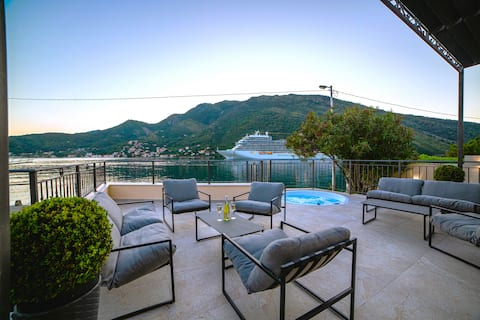 Luxe Suite with Jacuzzi Terrace & Stunning View