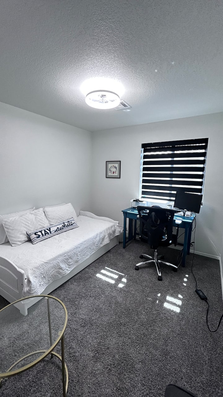 Ორადგილიანი საწოლი და სამუშაო მაგიდა მონიტორითა და პრინტერით!