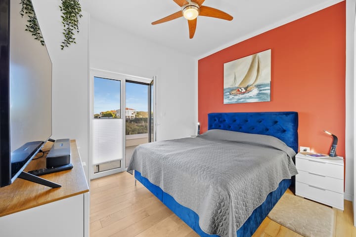 ห้องนอนใหญ่พร้อมห้องน้ำ