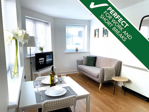 Top Airbnb: Comfortable, Clean & Compact Apartment for 2 in Cheshire West And Chester
