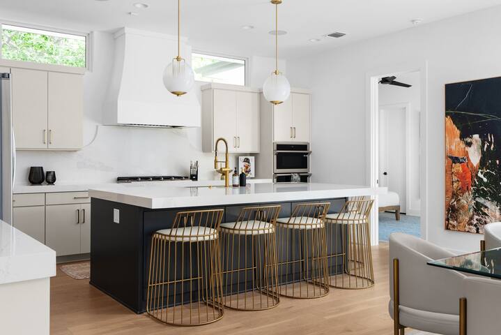 Luxury Oasis | Custom Built Home | Hot Tub + Pool gallery image 4