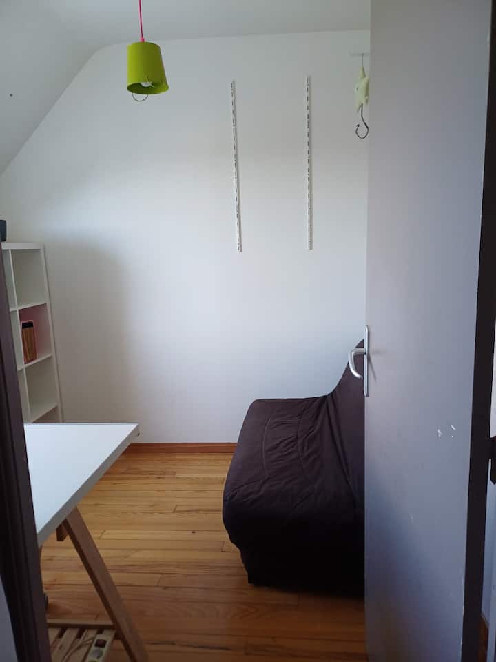 Офис с допълнително легло. 