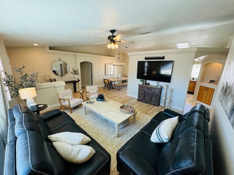 Top performing Airbnb: HavaView Spacious 3BR+Bunkroom *Pool w/ lake view in Lake Havasu City