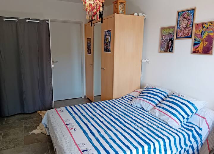 Spálňa na prízemí, záhrada.
Atmosféra „sedemdesiatych rokov“...
Malá obývacia izba/TV