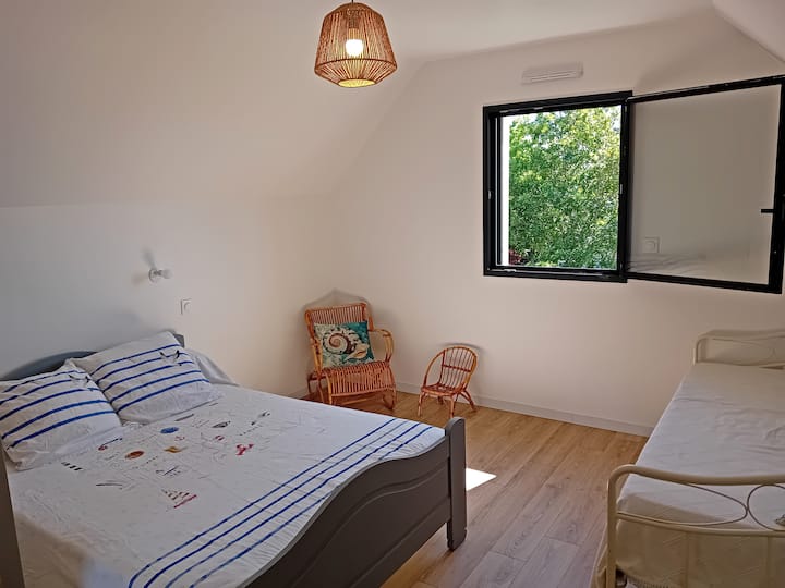 Spálňa na poschodí, výhľad na more