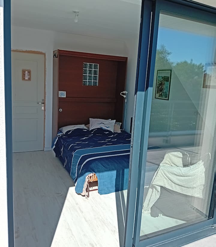 Hlavná spálňa, prístup na terasu a výhľad na more