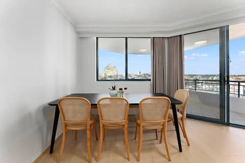 Top Airbnb: City Luxe Skyhome | Free Parking | 3 Bedrooms in Haymarket