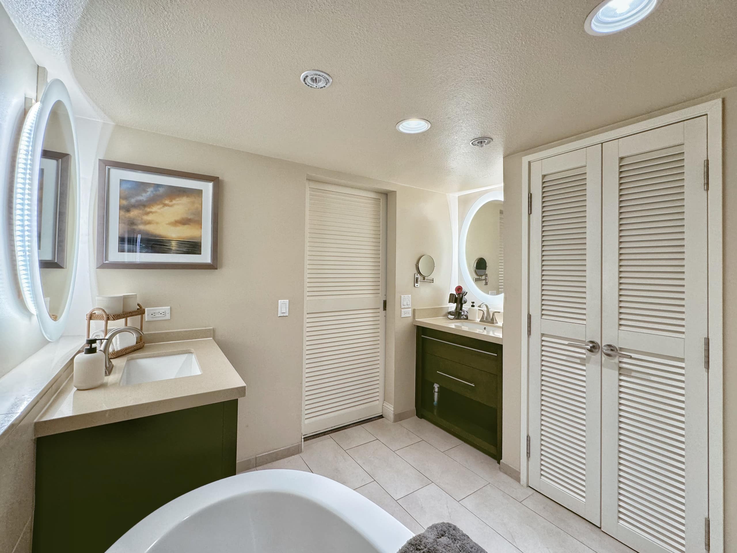 Waikiki Luxury Oceanfront 2BR/2BTH w/ Parking~ - Image 49