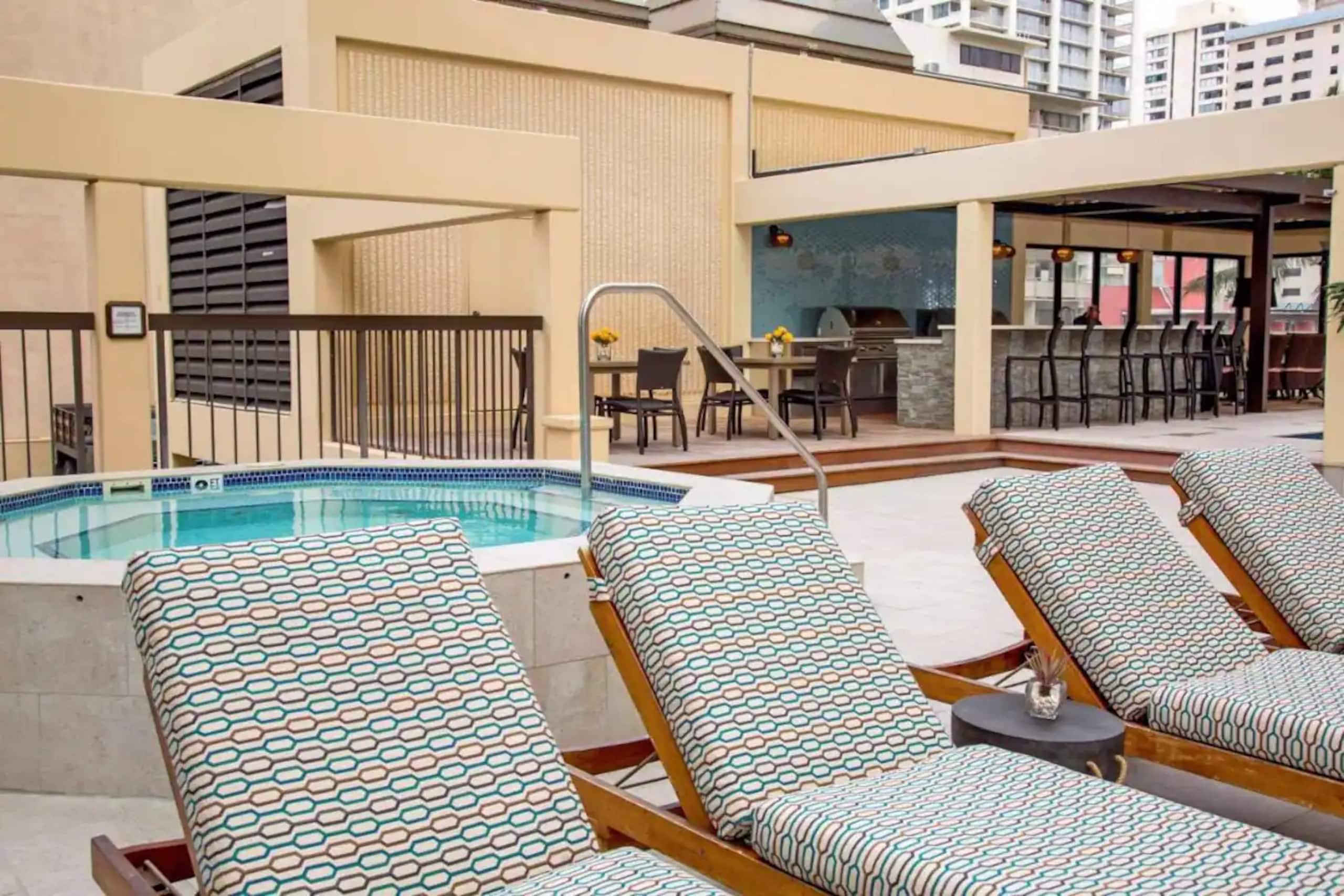 Waikiki Luxury Oceanfront 2BR/2BTH w/ Parking~ - Image 90