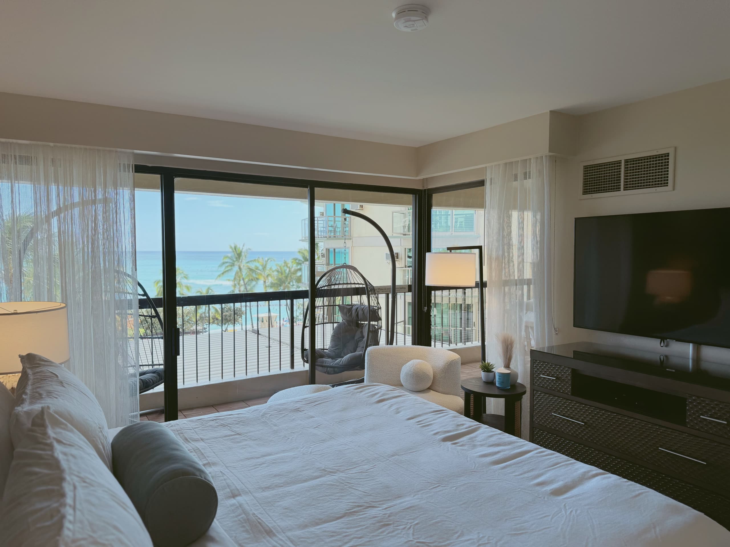 Waikiki Luxury Oceanfront 2BR/2BTH w/ Parking~ - Image 37