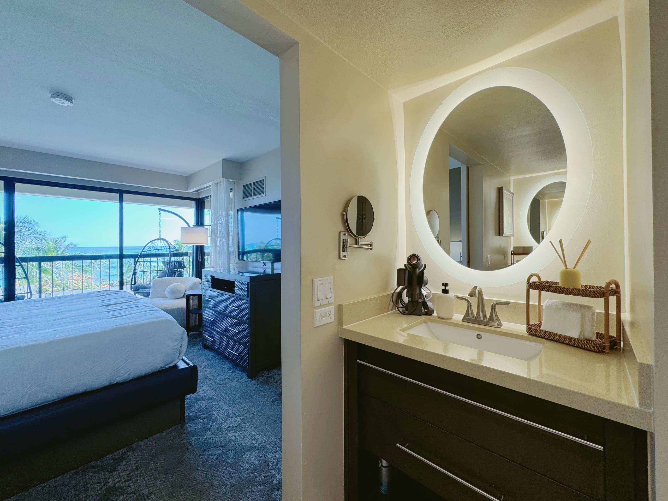 Waikiki Luxury Oceanfront 2BR/2BTH w/ Parking~ - Image 56
