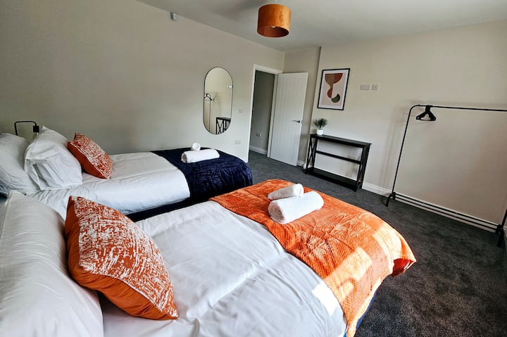 THE ORANGE ROOM: 2 x single beds, can be zipped together to form super king on request. U ovu spavaću sobu može dodati i dječji krevetić