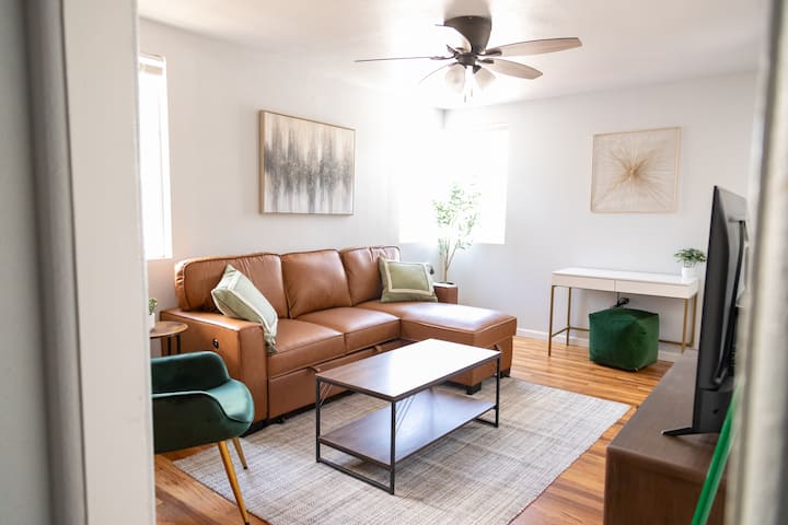 Adorable Downtown Apartment - Cozy Bed - Cheyenne, WY