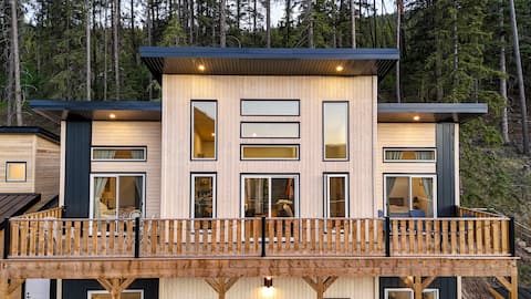 The Crowsnest Mountain Lodge at 102 Southmore