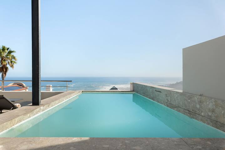 Camps Bay Penthouse: pool, views
