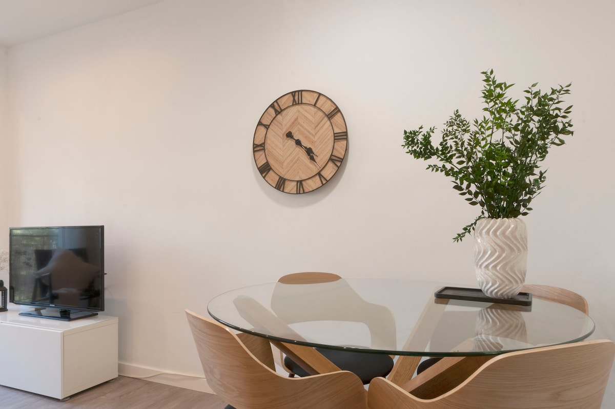 Popular Airbnb listing: Poblenou 22@ near the beach in Diagonal Mar I El Front Marítim Del Poblenou