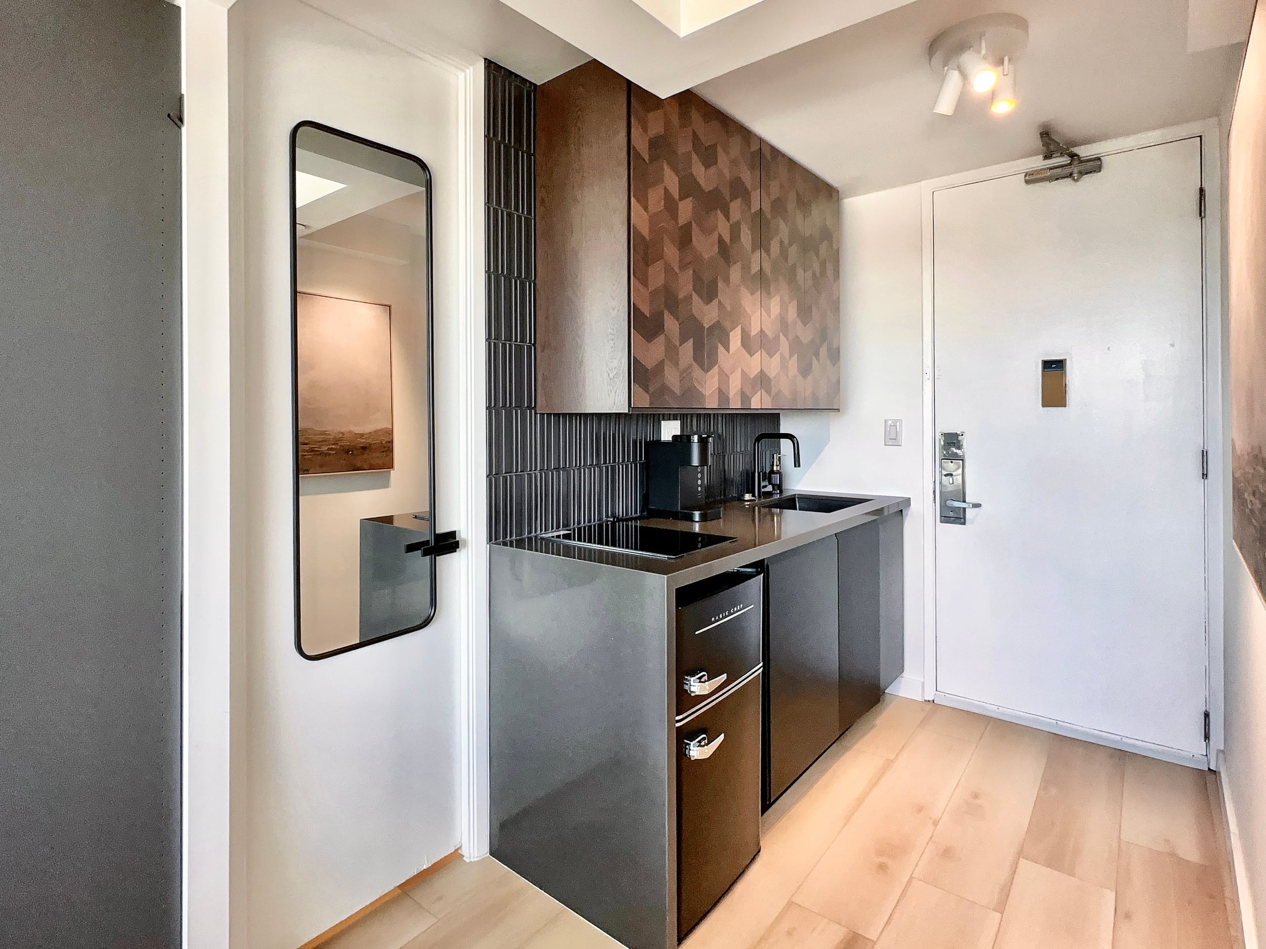 Penthouse Upscale Oceanview King Studio Near Beach - Image 16