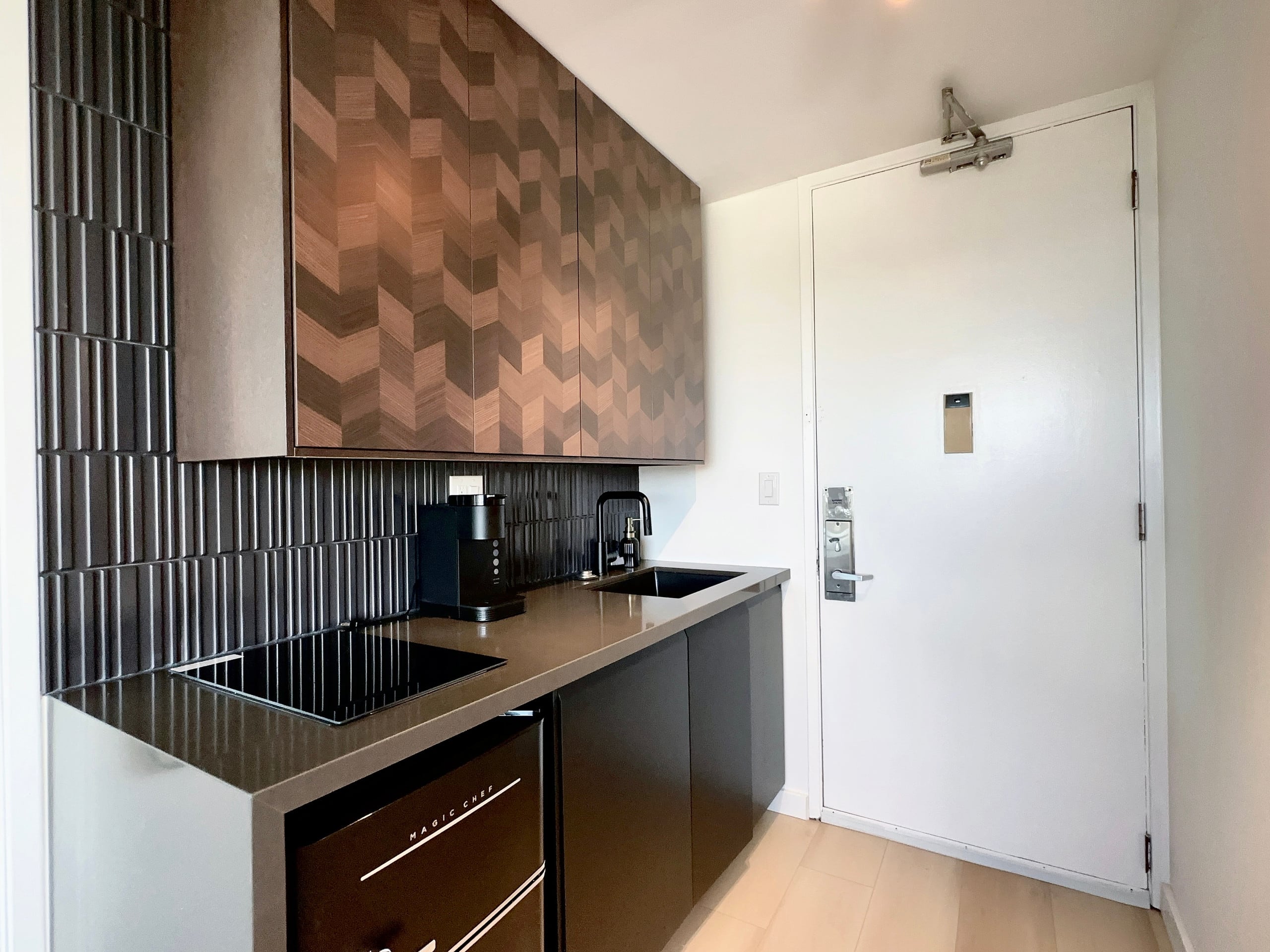 Penthouse Upscale Oceanview King Studio Near Beach - Image 18