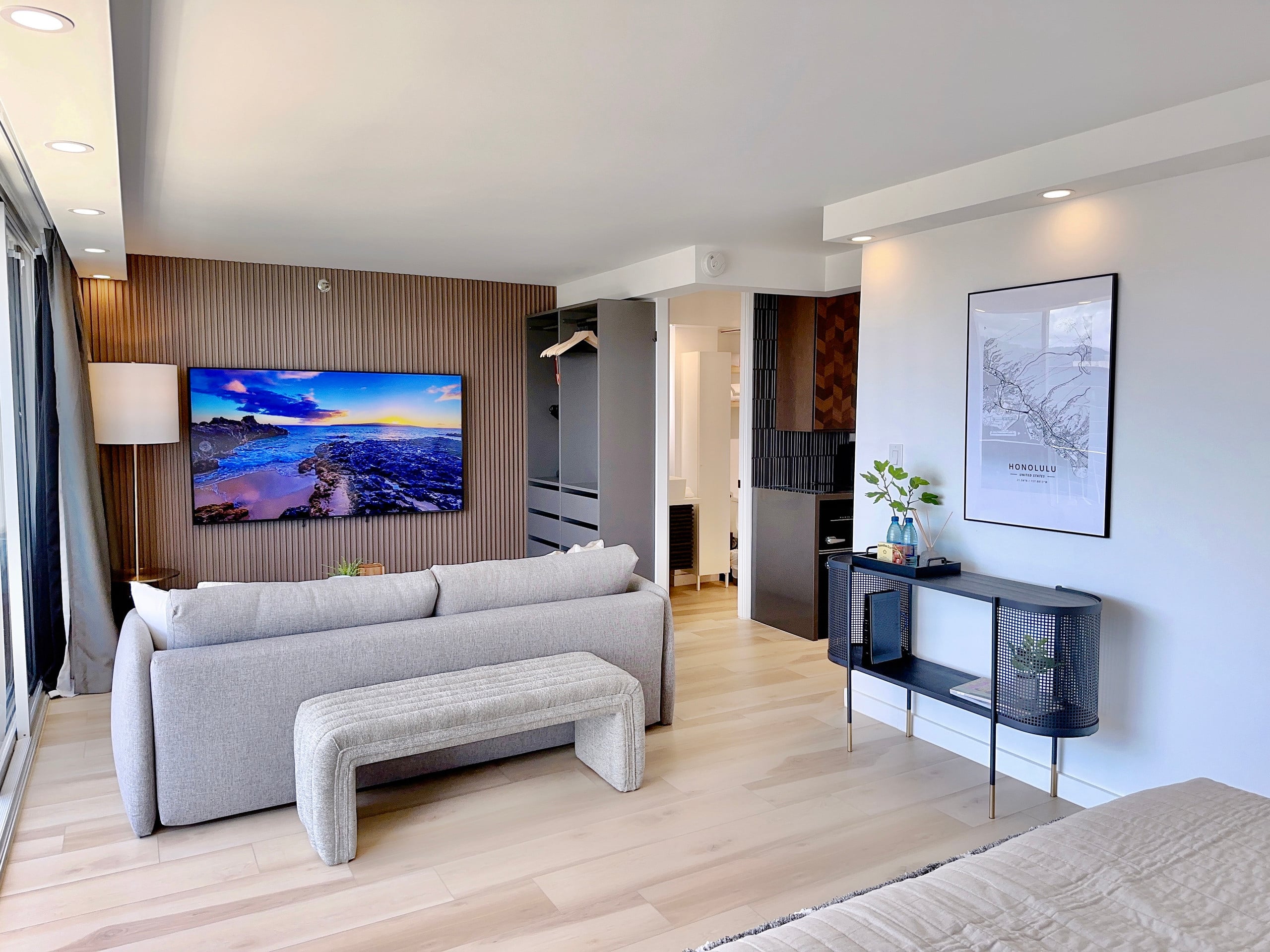 Penthouse Upscale Oceanview King Studio Near Beach - Image 13