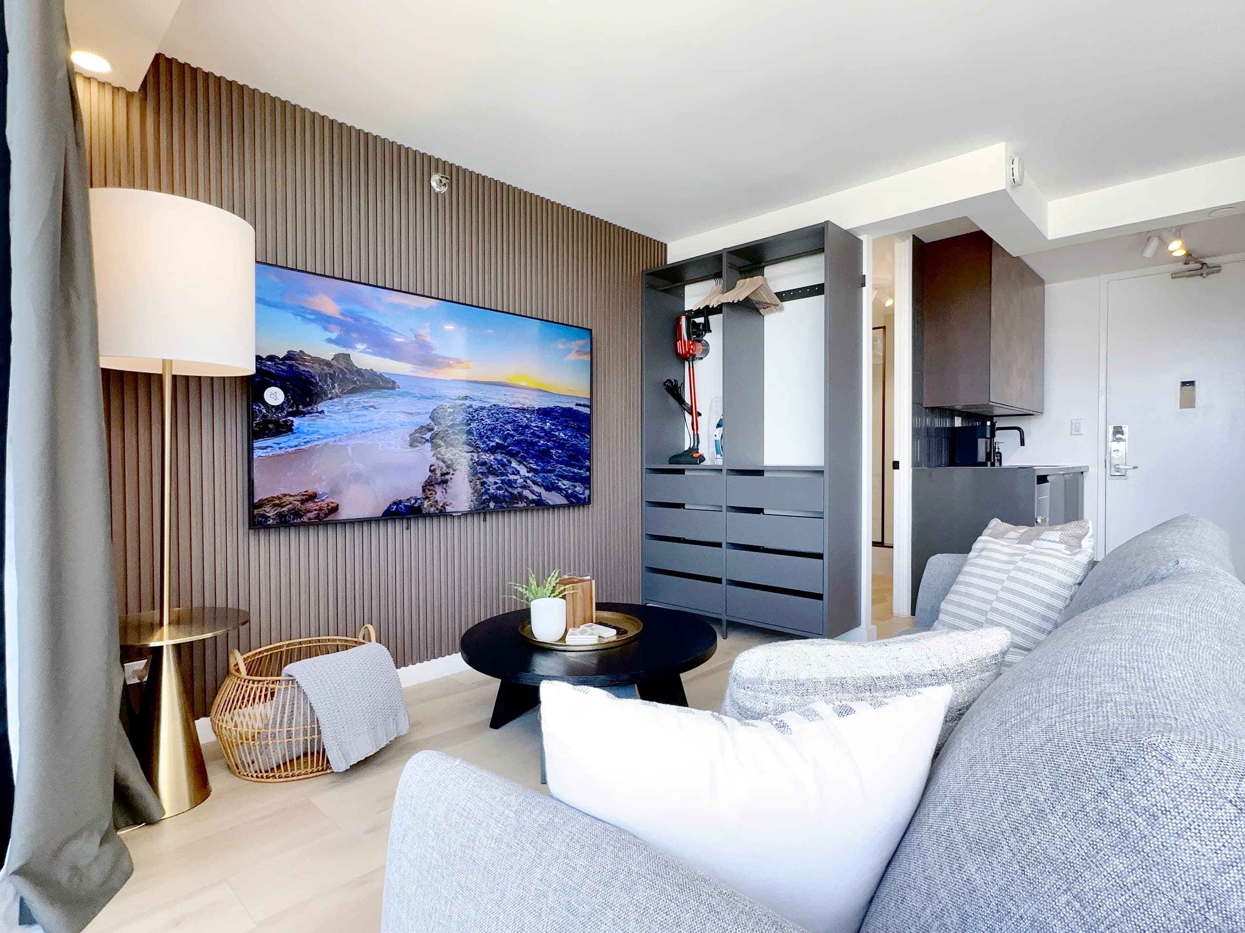 Penthouse Upscale Oceanview King Studio Near Beach - Image 2