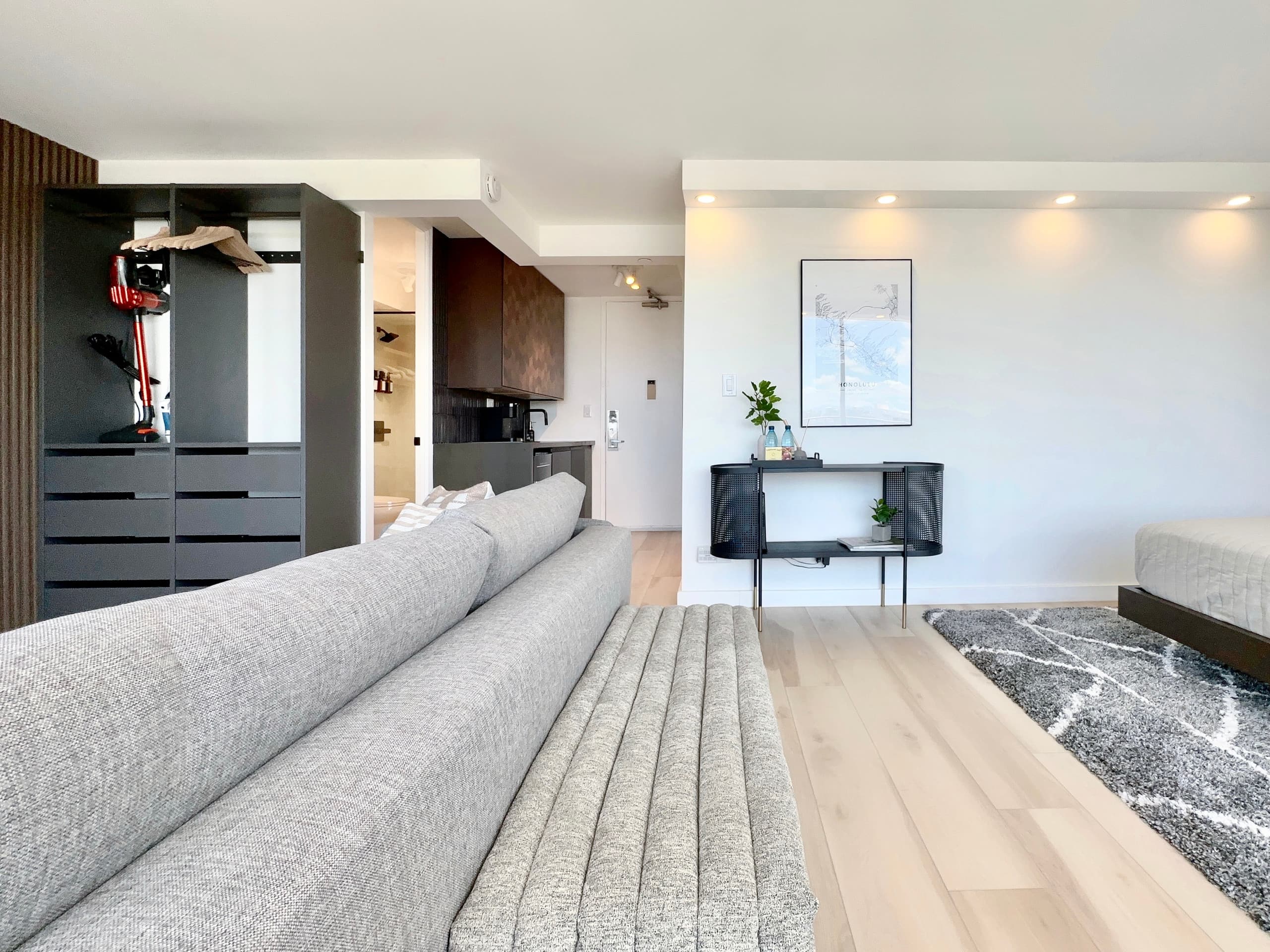 Penthouse Upscale Oceanview King Studio Near Beach - Image 8