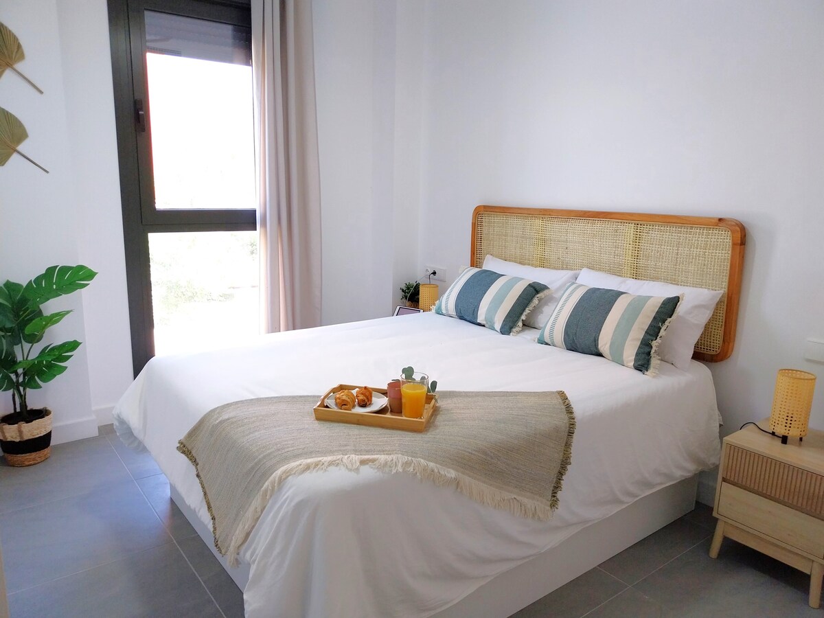 С легло 150x190 и матрак от висок клас (SOMPURA) всичко е предназначено да гарантира почивката ви. Вграден гардероб. Централизиран климатик и вентилатор на тавана.
Разполага с частна баня.