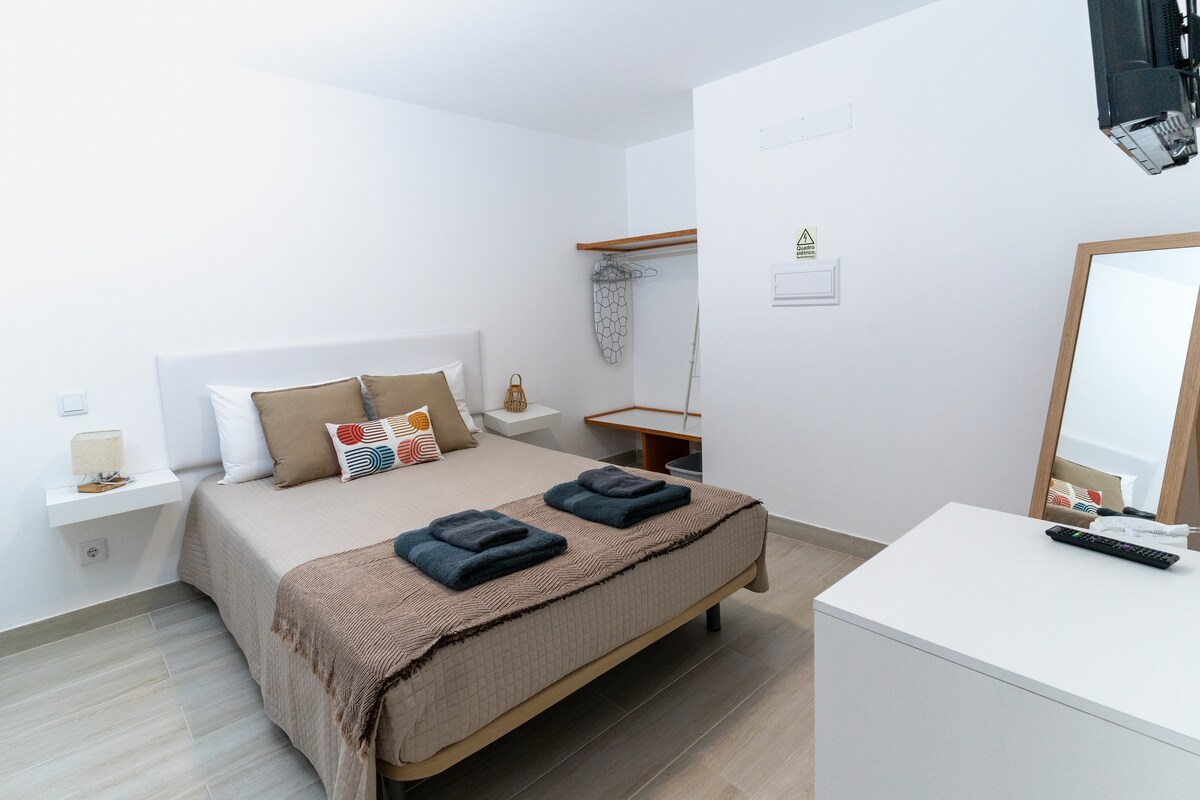 Dormitorio cómodo y acogedor con cama suave, iluminación suave y decoración tranquila, creando un ambiente perfecto para relajarse y garantizar una buena noche de descanso.