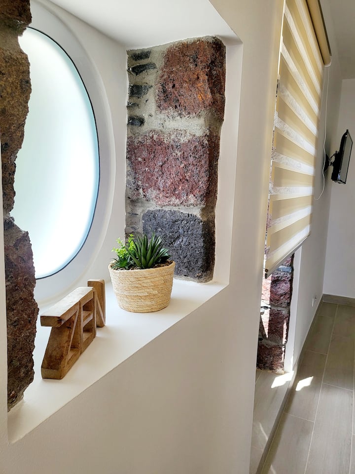 Კომფორტული საძინებელი ფანჯრით, რომელიც უზრუნველყოფს ბუნებრივ განათებას, ქმნის მყუდრო და იდეალურ გარემოს დასვენებისა და დასვენებისთვის. ️