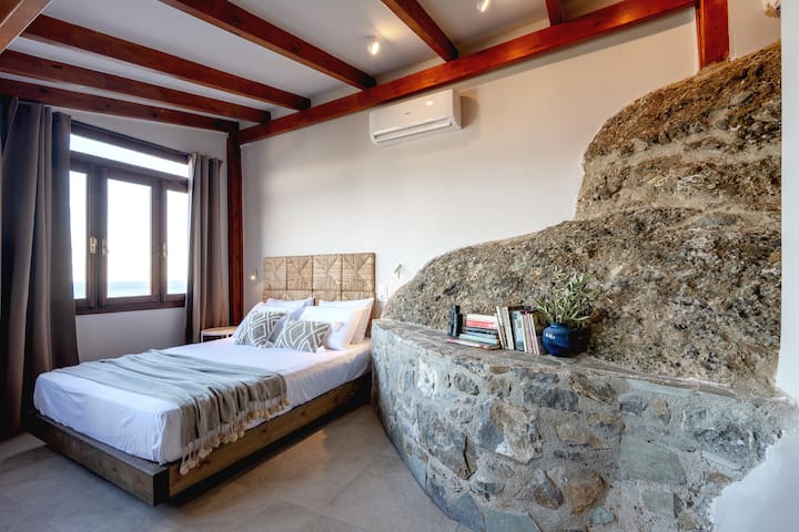 Skala ako obrovský spiac vedľa vás v južnej miestnosti 