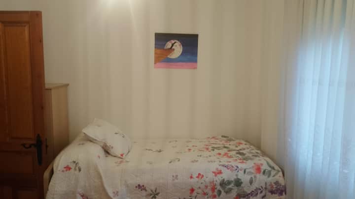 ห้องพักมี 3 เตียงขนาด 90 ซม. และตู้เสื้อผ้า