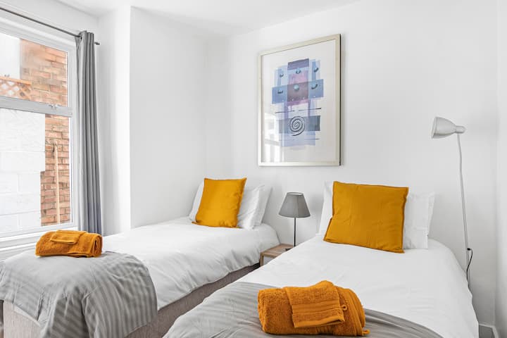 Dhomë gjumi mikpritëse me dy krevate tek, një hapësirë pune të dedikuar dhe piktura të bukura. Një hapësirë e ndritshme dhe e rehatshme ideale për t 'u çlodhur dhe për të bërë punë gjatë qëndrimit tënd.