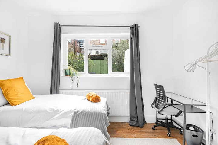 Dhomë gjumi e rehatshme me dy krevate tek, një hapësirë praktike pune, hapësirë të bollshme në sirtar dhe vepra arti plot shije. Një dhomë e ndritshme dhe mikpritëse e projektuar si për relaksim ashtu edhe për produktivitet.