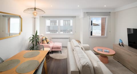 Propiedad de Airbnb exitosa: Brand new apartment on the beach (Jun24) en Gijón / Xixón