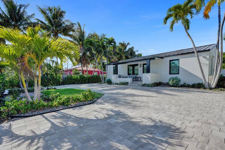 Steps from the beach! Deerfield Beach Bungalow gallery image 4