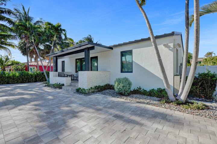 Steps from the beach! Deerfield Beach Bungalow gallery image 3