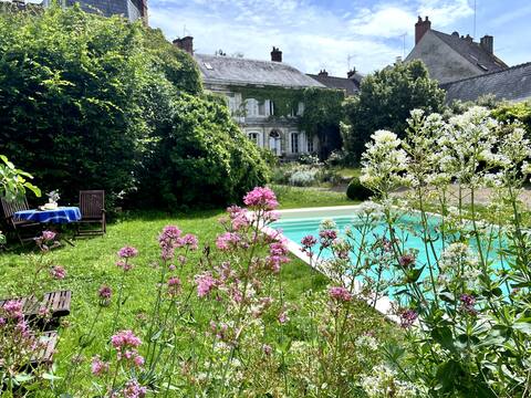 Charming cottage with pool in stunning parkland