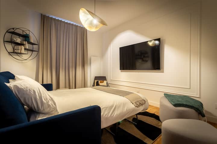 Le canapé cache un lit au matelas douillet. Parfait pour une soirée ciné, bien au chaud sous la couette.