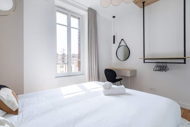 À votre gauche, un coin bureau pour travailler efficacement. La connexion internet est excellente.