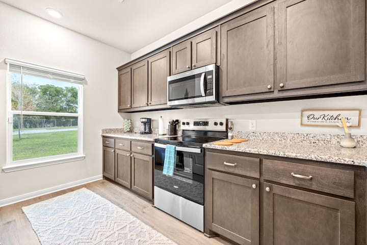 Villa | 5 Beds | 13 Guests Short Drive to Downtown gallery image 3