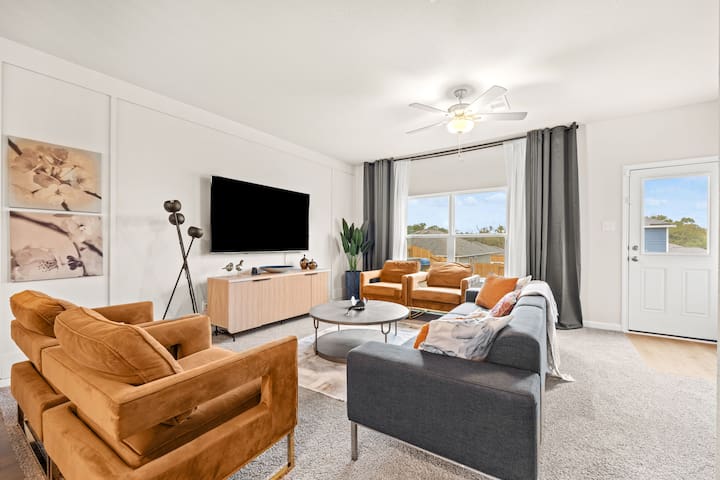 Villa | 5 Beds | 13 Guests Short Drive to Downtown gallery image 2