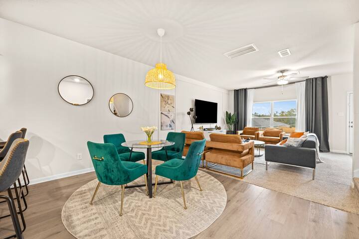 Villa | 5 Beds | 13 Guests Short Drive to Downtown gallery image 4