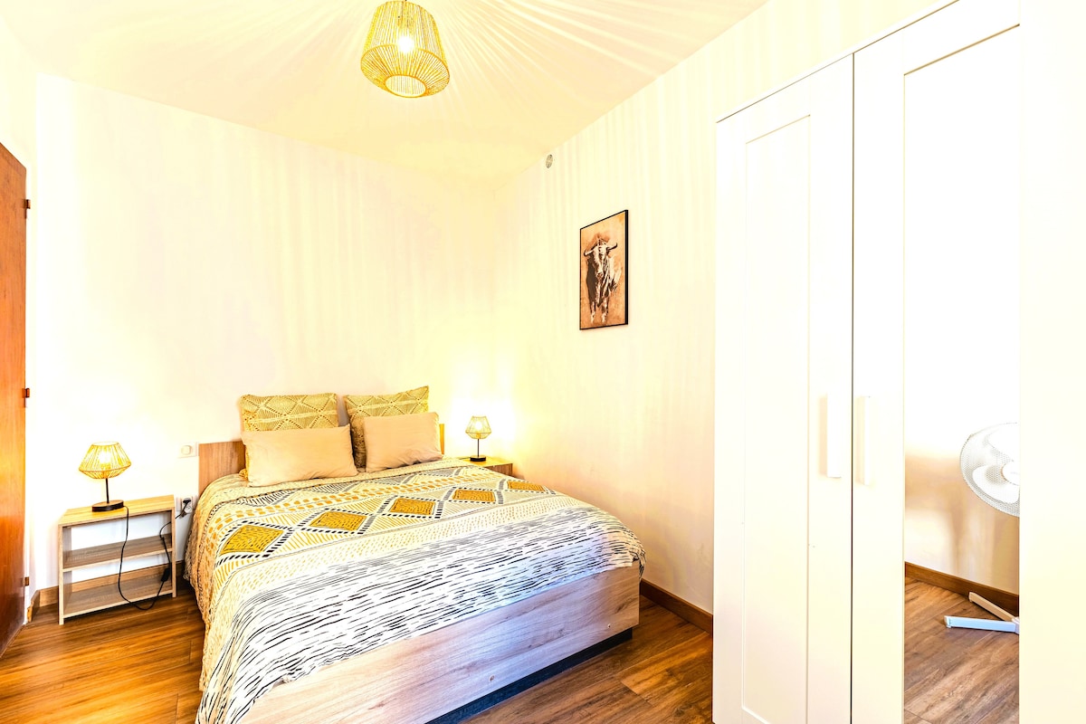 Habitación luminosa con vistas despejadas al lado de la calle, vestidor para la ropa con plancha y tabla de planchar, ventilador de pie y escritorio. Se proporciona ropa de cama.