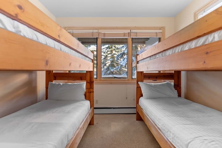 Spálňa pre hostí na prízemí s dvoma samostatnými poschodovými posteľami. 