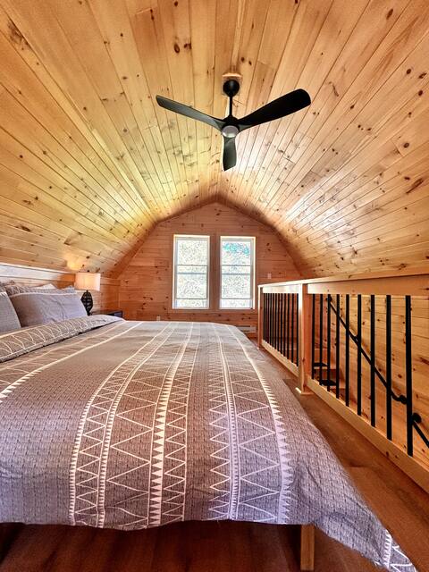 Waterfront Chalet, Wood stove, Spa!