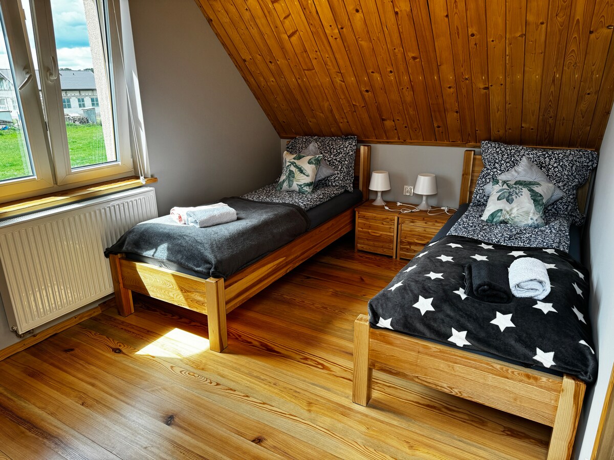 Dormitorio 2 con dos camas individuales.