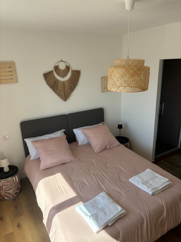 1. spavaća soba s tušem i umivaonikom . Krevet 160X200