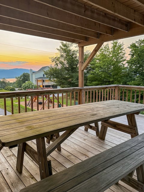 Lake View Retreat • Fire Pit • Sleeps 10