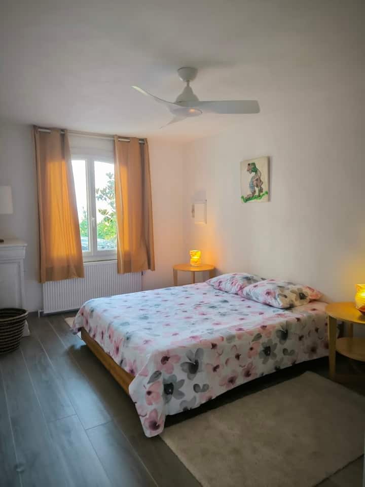 Პირველ სართულზე საძინებელი 160x200 საწოლით