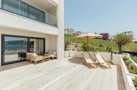 2 -Herceg Novi: Prime Location, Terrace & Beach